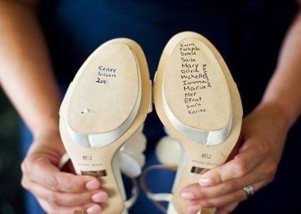 Интересная греческая традиция: перед церемонией невеста пишет имена своих незамужних подруг на подошвах туфелек. 
