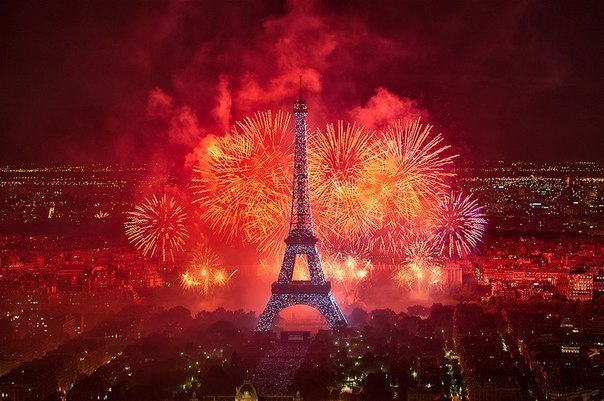 Новогодний салют над Эйфелевой башней, Париж, Франция