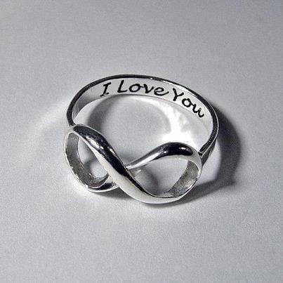 Муж подарил жене кольцо 