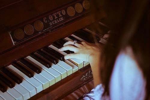 Жизнь – как фортепиано… Белые клавиши это любовь и счастье, черные-горе и печаль. Чтобы услышать музыку жизни, мы должны коснуться и тех, и тех…