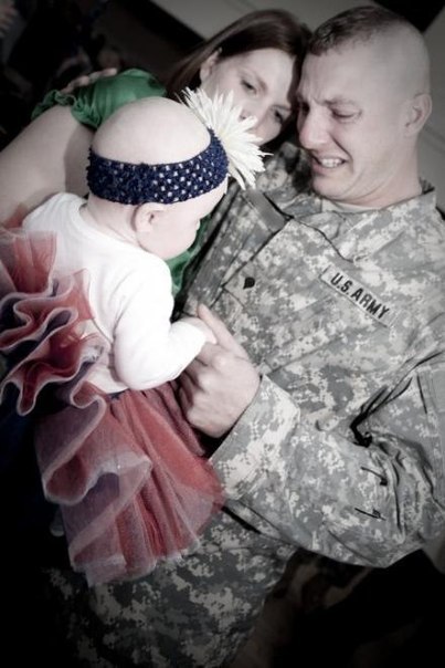 Отец впервые в жизни видит свою новорожденную дочку. Он воевал в Афганистане, когда она родилась.