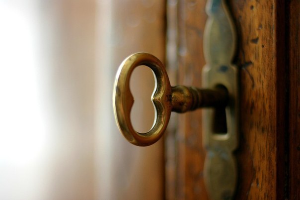 Когда Бог закрывает одну дверь, он открывает другую; но мы часто не замечаем её, уставившись взглядом в закрытую дверь...