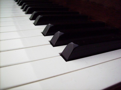 Жизнь - как фортепиано. Белые клавиши - это любовь и счастье. Черные - горе,печаль.Что бы услышать музыку жизни, мы должны коснуться и тех, и тех!