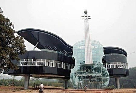 Необычный дом в виде рояля и скрипки. Правда красиво? :)