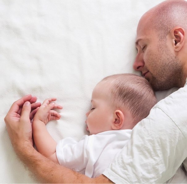 Вы видели в интернете фото, где малыш с папой спят в одинаковой позе? А хоть раз видели такие же фото с мамой? НЕТ! Потому что мамы не спят…