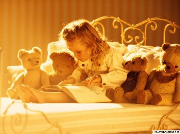 В детстве я всегда считала, что если не возьму с собой спать хоть одну игрушечку, то она обидится, и потому каждая ночь выглядела именно так.