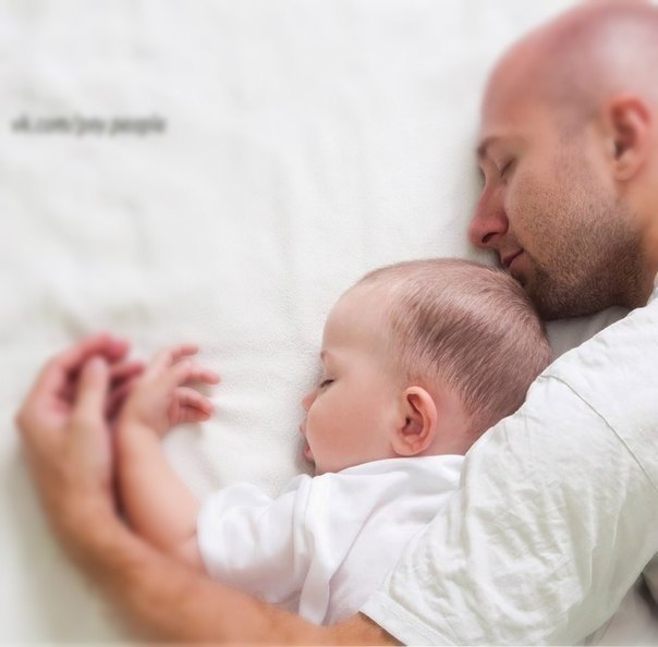 Вы видели в интернете фото, где малыш с папой спят в одинаковой позе? А хоть раз видели такие же фото с мамой? НЕТ! Потому что мамы не спят…:)