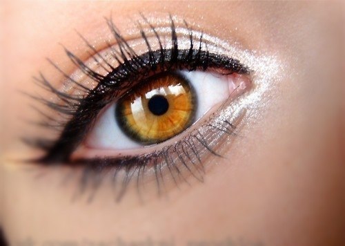 Зеленые глаза могут понравиться...Серые глаза могут очаровать...В голубые глаза можно влюбиться...И только карие глаза могут свести с ума...
