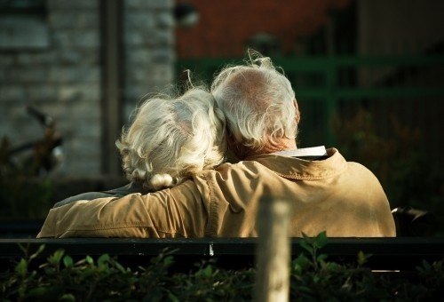 У пары, прожившей вместе 60 лет, спросили, в чём их секрет? "Мы поженились в те времена, когда сломанные вещи было принято чинить".