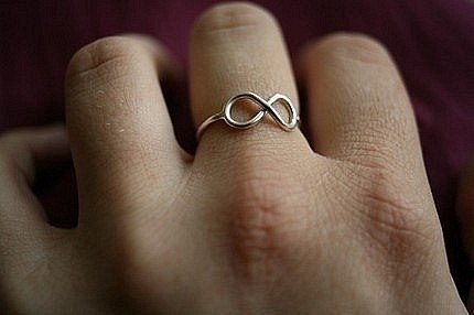 Парень подарил это кольцо и сказал моя любовь к тебе будет жива вечно.