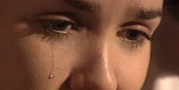 У девушек есть такие слезы, которые им обязательно надо выплакать, в любое время дня и ночи, выплакать, чтобы внутри все перегорело... (Моника Белучи)