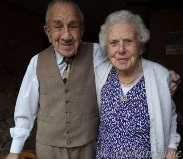 Британская пара Лайонел и Эллен Бакстон отпраздновали свою 82-ю годовщину их семейной жизни. Ему 99 лет, а в конце марта он отпразднует свой 100-летний юбилей, а Эллен уже 100. Они начали встречаться в 1930 году, но поженились только в 1936 году. Их любовь живет до сих пор, а с годами она только окрепла. Им можно только позавидовать и пожелать еще многих лет счастливой жизни.