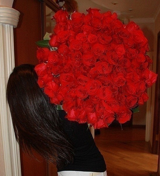 Парень подарил девушке 101 розу (100 настоящих и 1 одну искусственную) и сказал "Я буду любить тебя, пока последняя не завянет!"