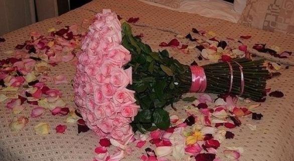 Хочу увидеть за дверью своей квартиры букет цветов и надпись на розовом листочке: "Тебя кто-то очень, очень сильно любит"