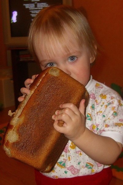 В детстве, если ты шёл из магазина с хлебом, обязательным было понадкусывать края?