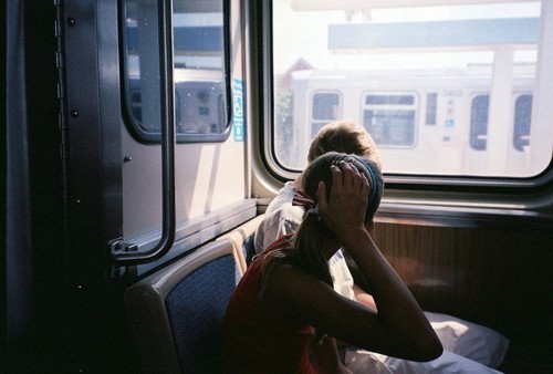 Пожилой мужчина с 25-летним сыном вошли в вагон поезда и заняли свои места. Молодой человек сел у окна. 