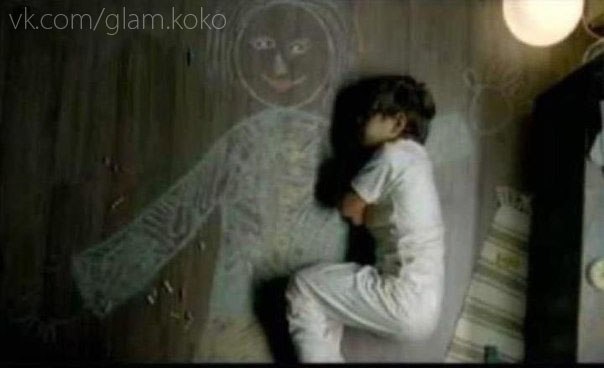 Мальчик в приюте для сирот нарисовал маму и лег спать на ее руках.