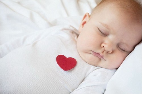 Раздевать спящего ребёнка - это как разминировать бомбу, одно резкое движение - минус 4 часа сна!)