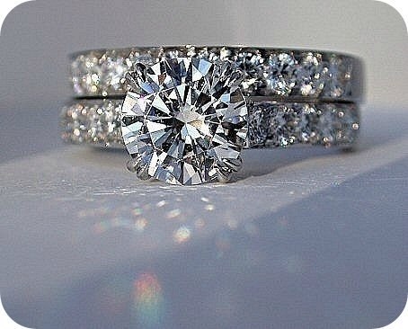 И все таки самое красивое украшение это обручальное кольцо.