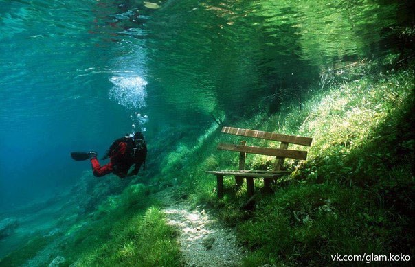 Это Зеленое озеро на самом деле парк в Австрии, но летом оно наполняется водой и превращается в озеро. На осень и зиму оно снова превращается в парк. Удивительное место!
