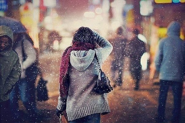 Я уже хочу зиму, идти по белому снегу, слушать любимую музыку и видеть эту всю новогоднюю суету.