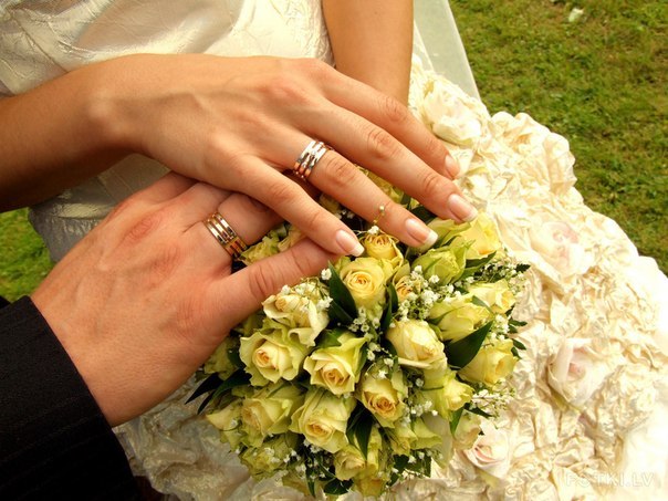 Обручальное кольцо надевают на безымянный палец правой руки, потому что это единственный палец, в котором есть вена, ведущая прямо в сердце.