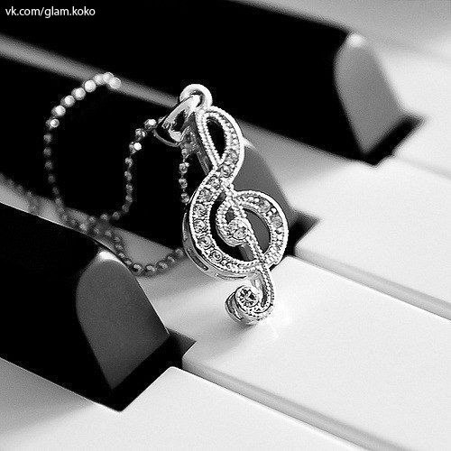 Если ты плачешь под музыку, вспоминая хорошие моменты, которые уже не вернешь, значит у тебя есть сердце, до которого можно достучаться.