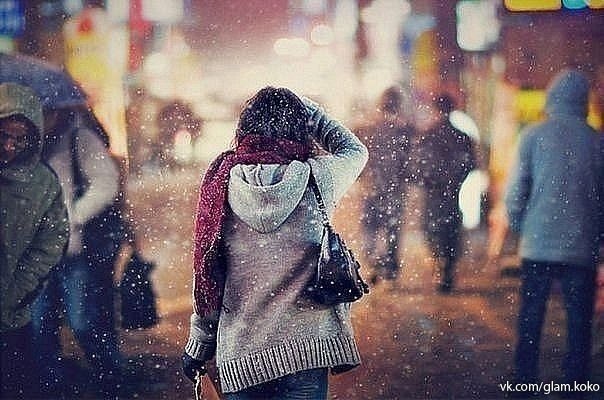 Я уже хочу зиму, идти по белому снегу, слушать любимую музыку и видеть эту всю новогоднюю суету.©