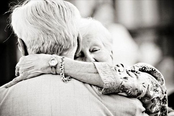Люблю смотреть на пожилые пары, это дает мне уверенности, что кто- то действительно может любить навсегда.