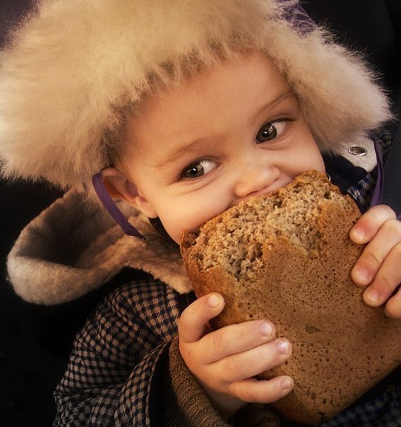 Кто в детстве тоже не доносил хлеб домой целым?