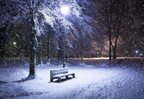Я так люблю, когда на улице темно. Особенно утром, зимой, когда все блестит от снега. Зима, я так соскучилась.